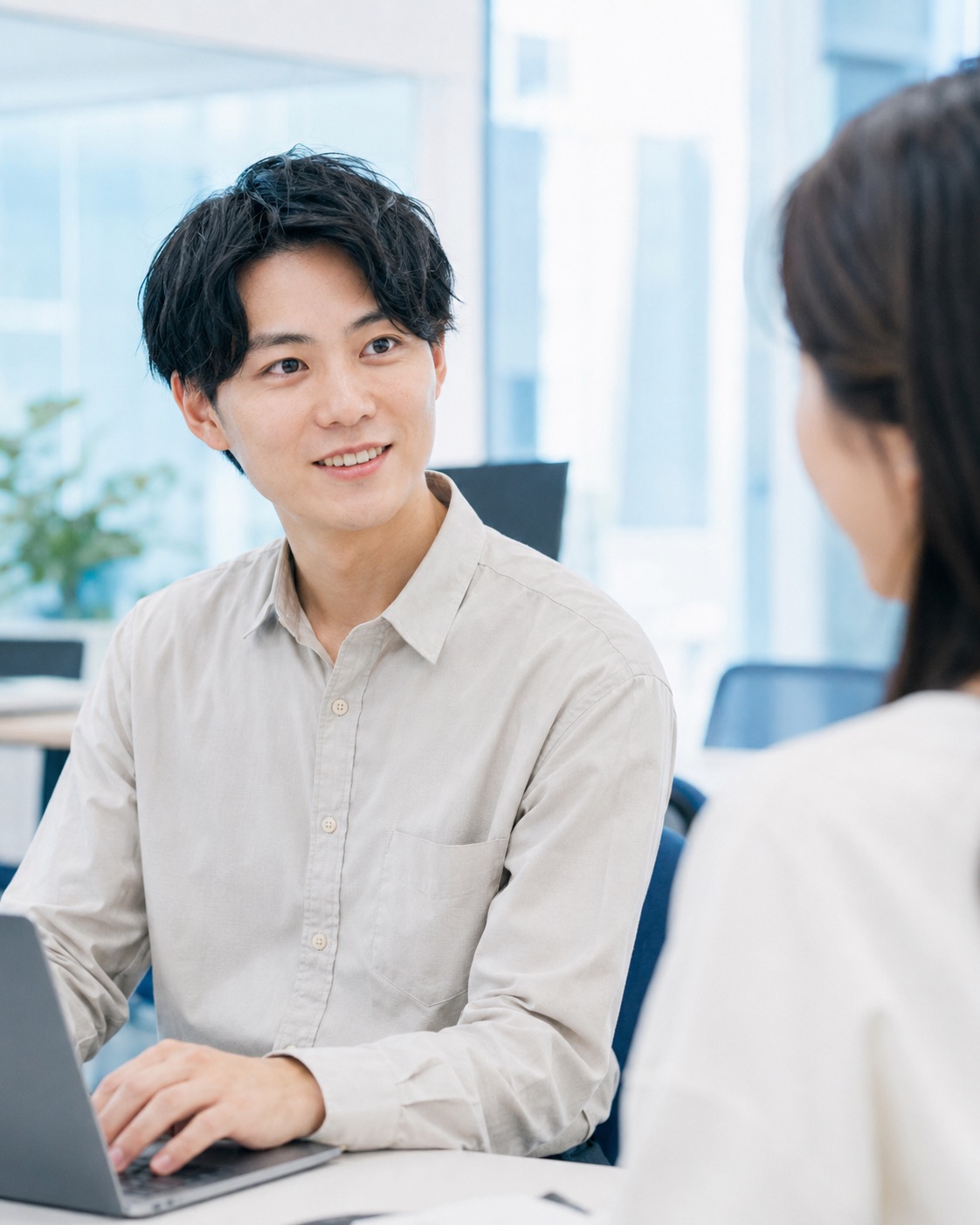 ノートパソコンを使って仕事を進める社員