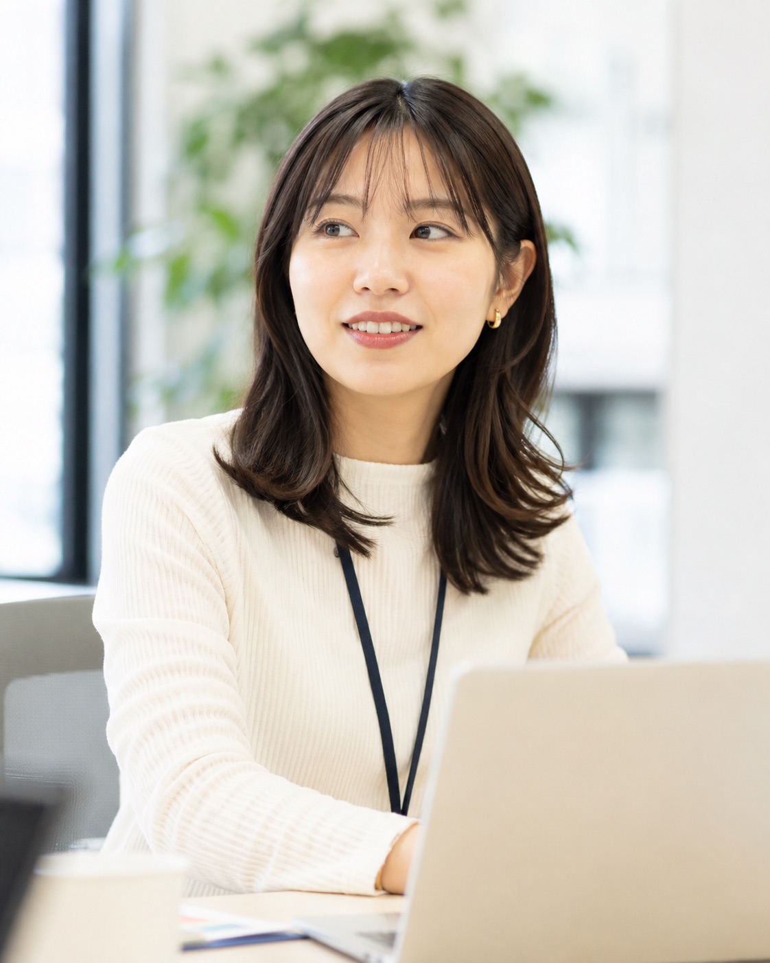 デスクで仕事に向き合う社員