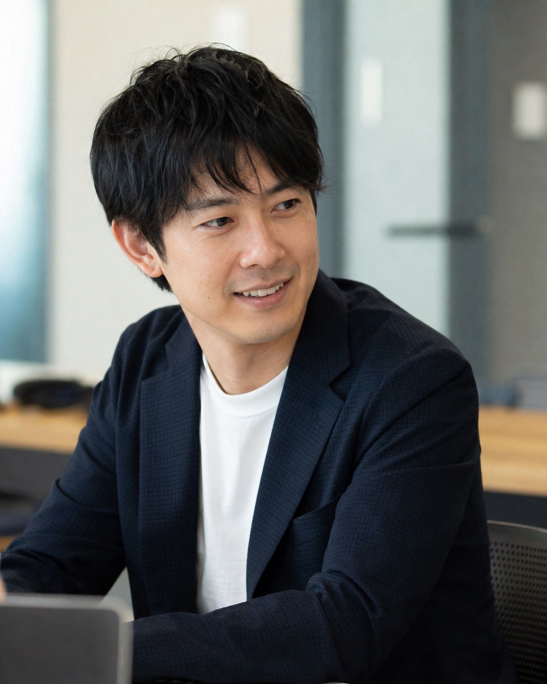 ミーティングで話を聞く社員