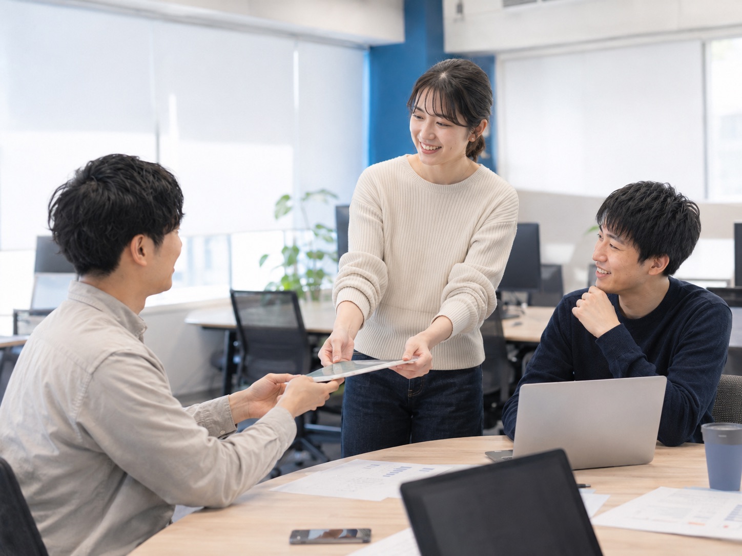 テーブルを囲んで相談するチーム