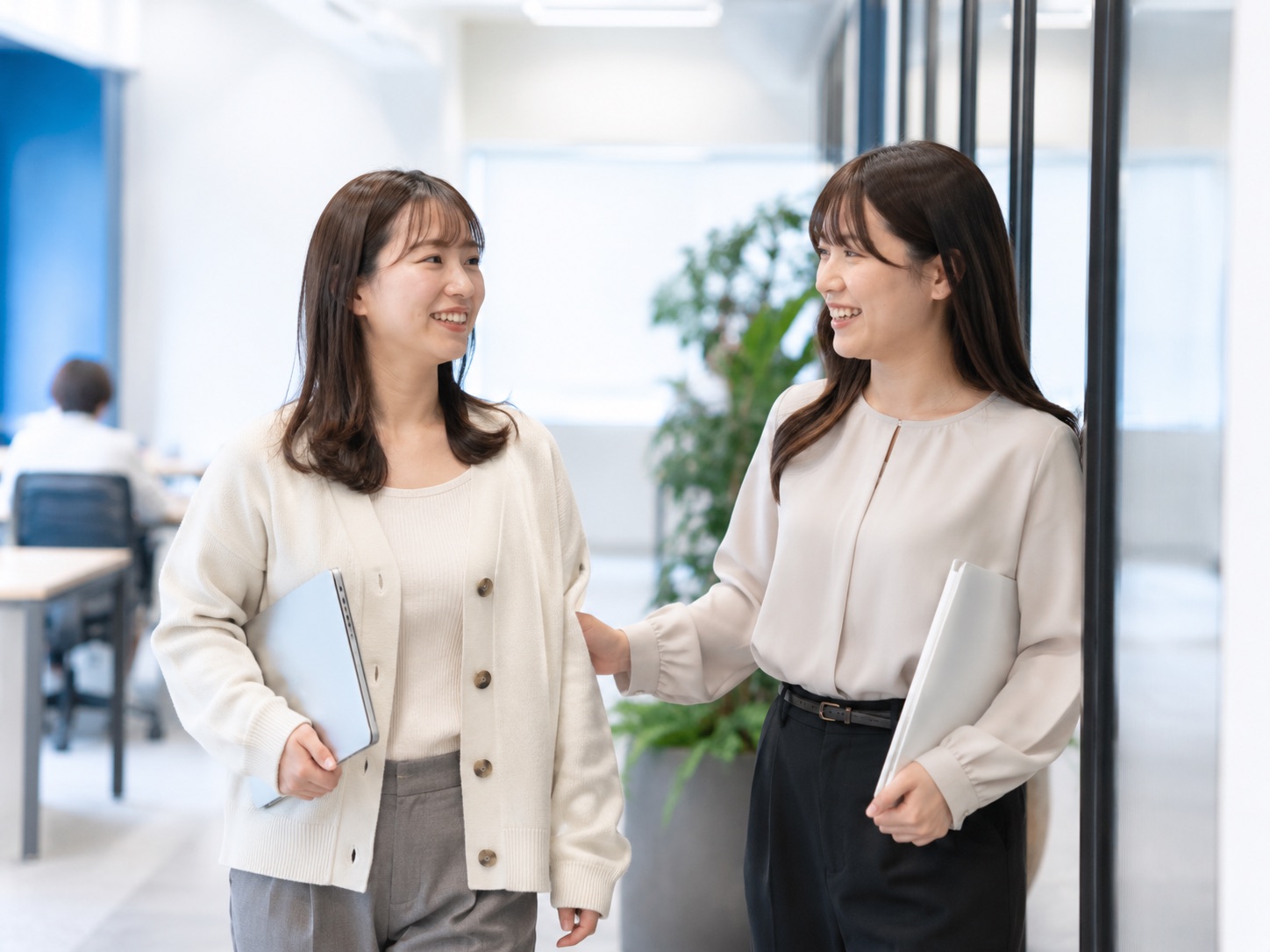 会話をしながら新しい機会へ向かう二人